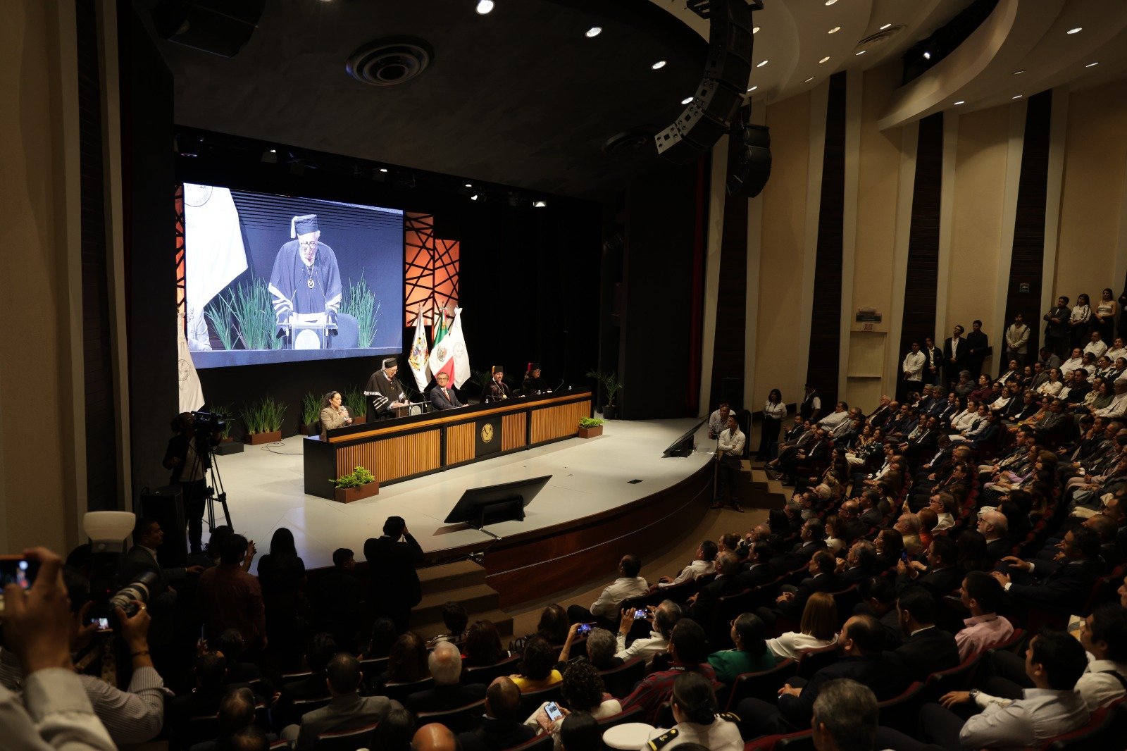 David Kershenobich recibe la máxima distinción de la UAT en Tampico