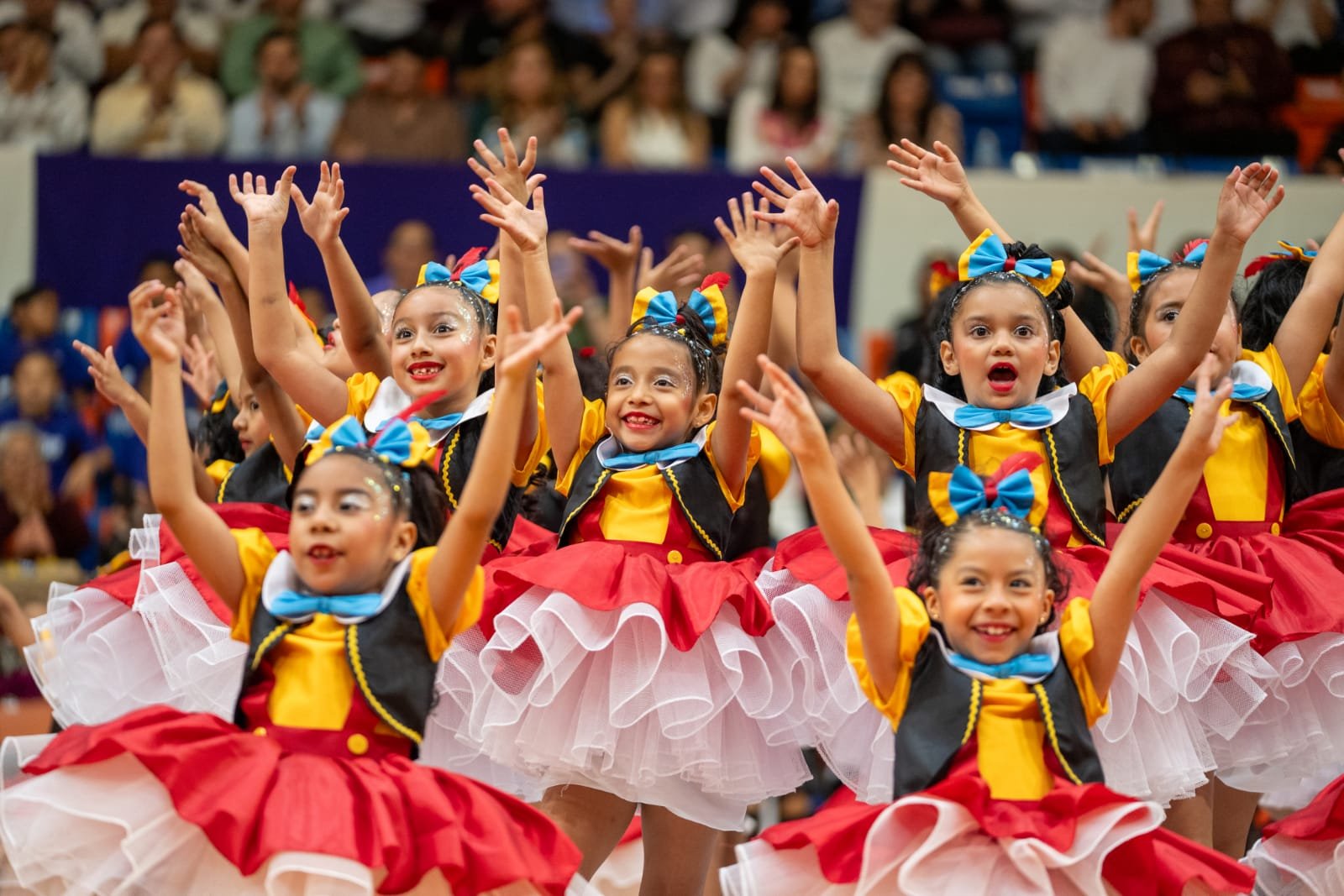 Niñas y niños celebran juegos tradicionales en instalaciones de la UAT