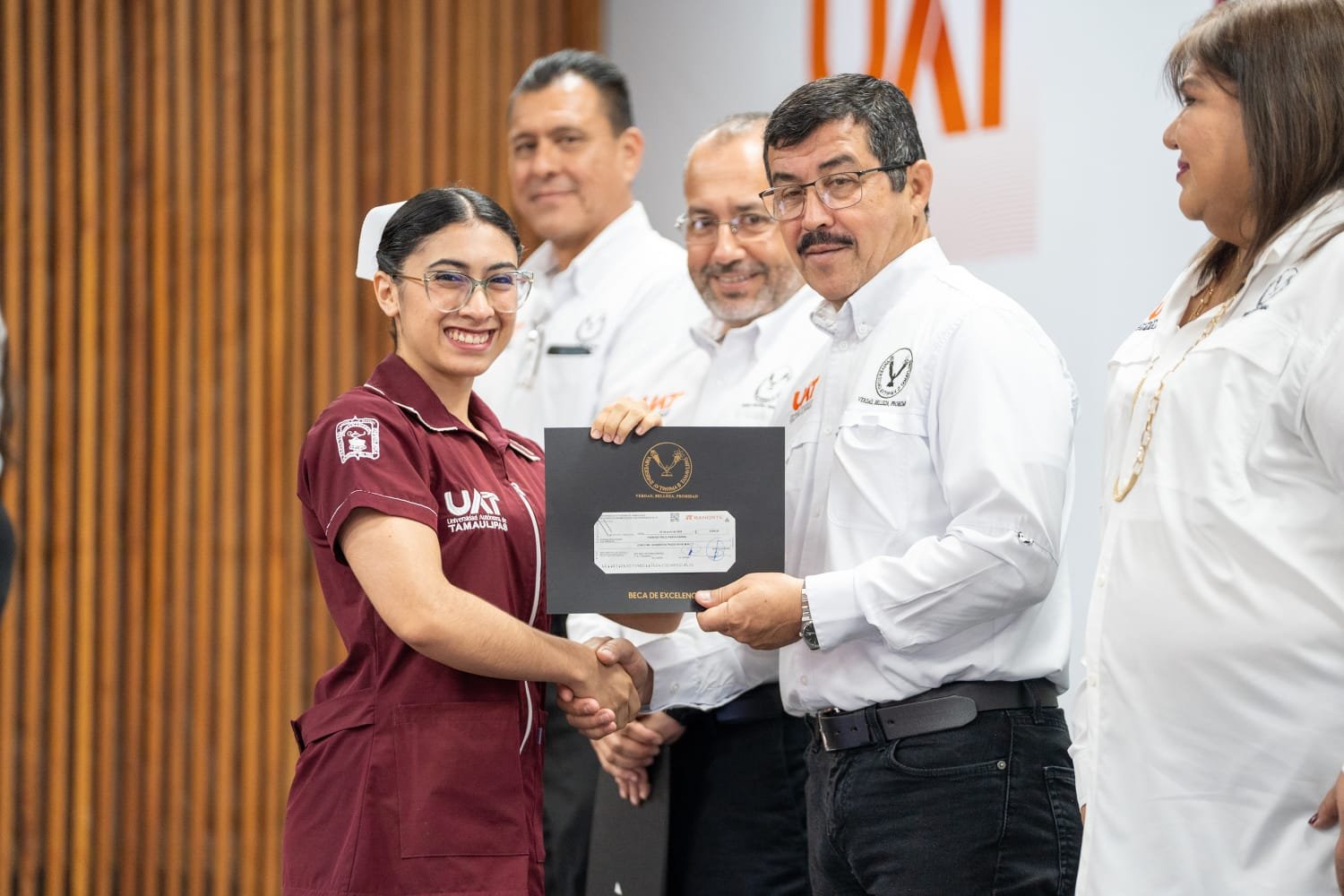 Excelencia estudiantil recibe respaldo económico en ceremonia universitaria