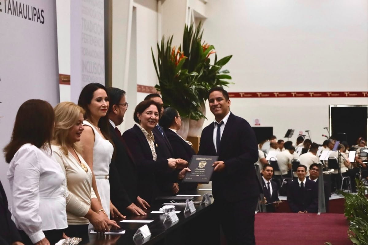 Escuela Normal celebra historia educativa con 143 nuevos docentes