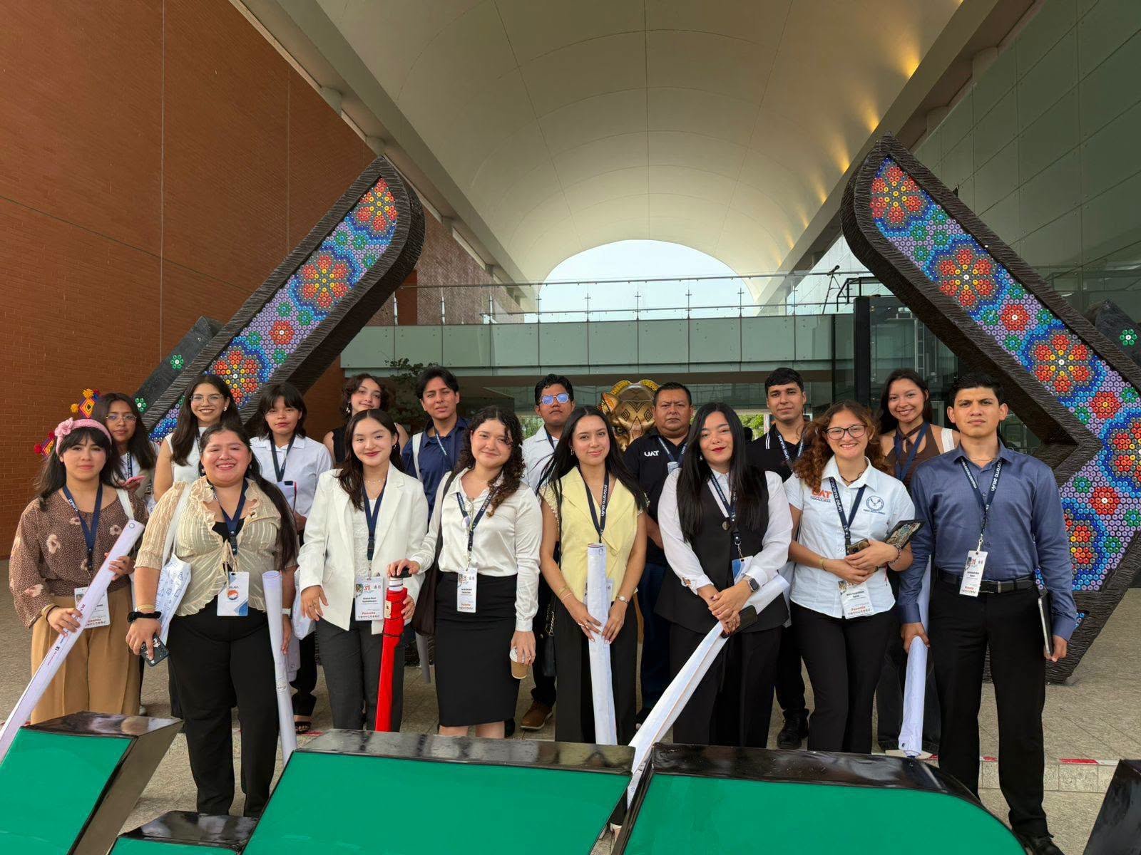 Delegación universitaria proyecta investigación de la UAT en foro internacional